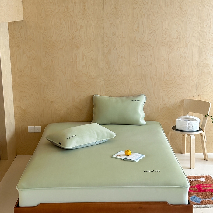 91家纺网 家纺一手货源 找家纺 JUICY 橘滋家纺 2025新款高定版高分子PE凉感凉席绣花系列 暗夜黑天鹅-冰川蓝