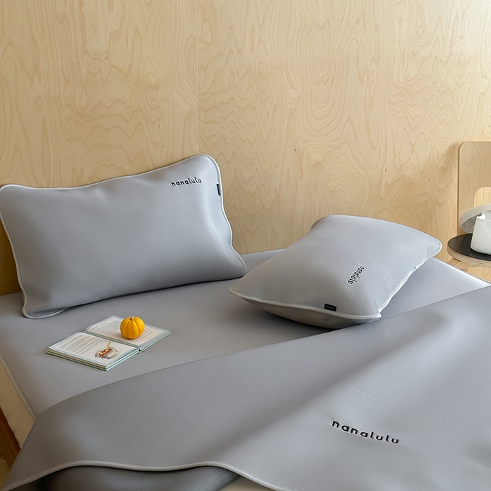 91家纺网 家纺一手货源 找家纺 JUICY 橘滋家纺 2026新款CoolAir沁氧冰感软凉席·纯色刺绣 平席款-沁氧冰川-月影灰