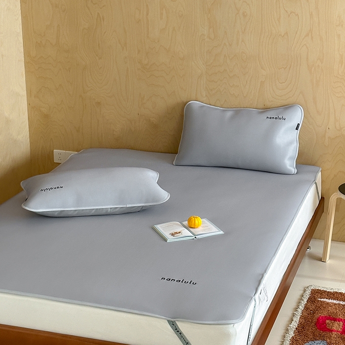 91家纺网 家纺一手货源 找家纺 JUICY 橘滋家纺 2026新款CoolAir沁氧冰感软凉席·纯色刺绣 平席款-沁氧冰川-月影灰