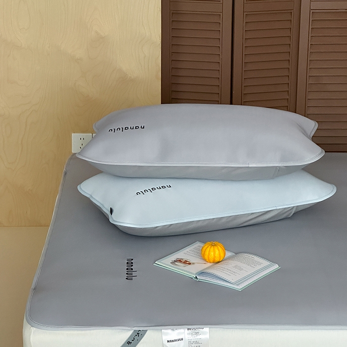 91家纺网 家纺一手货源 找家纺 JUICY 橘滋家纺 2026新款CoolAir沁氧冰感软凉席·纯色刺绣 平席款-沁氧冰川-月影灰