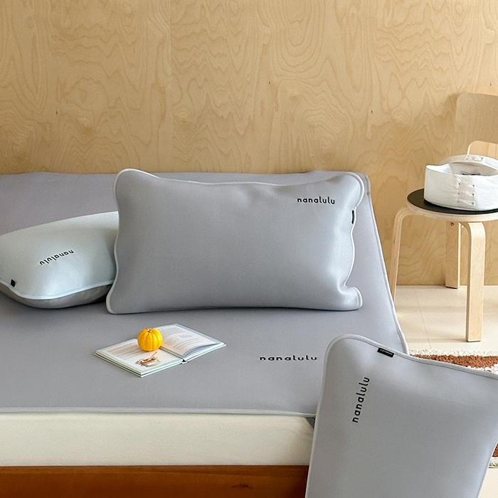 91家纺网 家纺一手货源 找家纺 JUICY 橘滋家纺 2026新款CoolAir沁氧冰感软凉席·纯色刺绣 平席款-沁氧冰川-月影灰