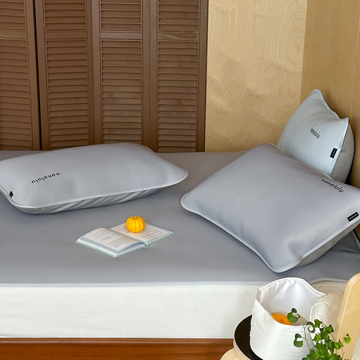 91家纺网 家纺一手货源 找家纺 JUICY 橘滋家纺 2026新款CoolAir沁氧冰感软凉席·纯色刺绣 平席款-沁氧冰川-月影灰