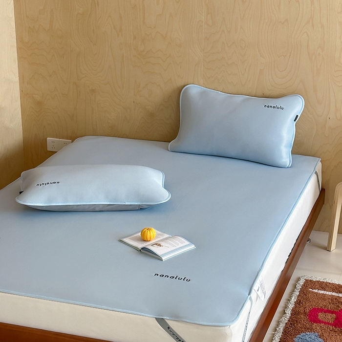 91家纺网 家纺一手货源 找家纺 JUICY 橘滋家纺 2026新款CoolAir沁氧冰感软凉席·纯色刺绣 平席款-沁氧冰川-天空蓝