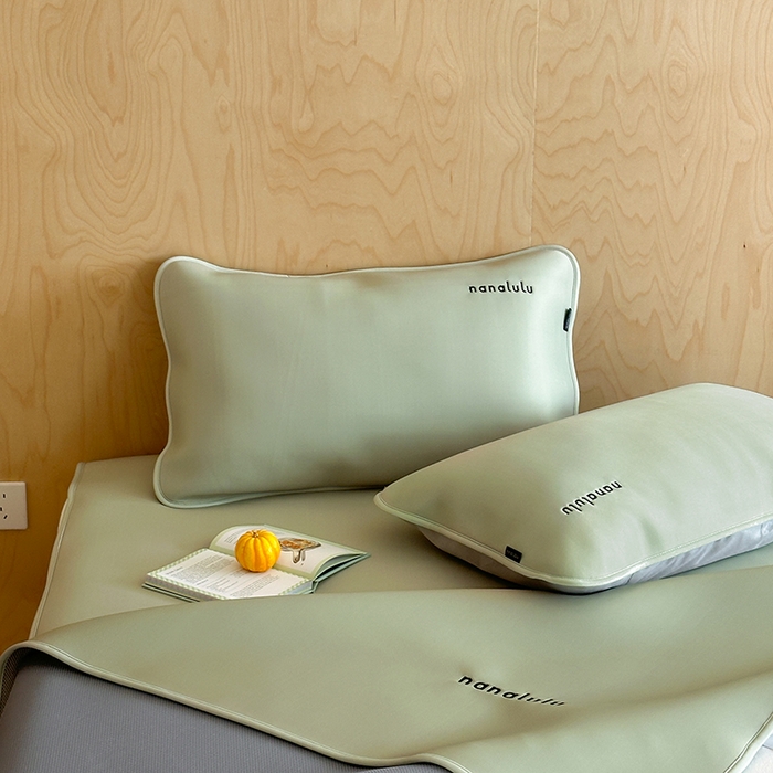 91家纺网 家纺一手货源 找家纺 JUICY 橘滋家纺 2026新款CoolAir沁氧冰感软凉席·纯色刺绣 平席款-沁氧冰川-冷杉绿