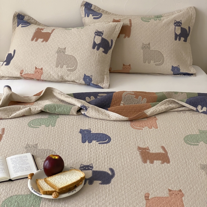 91家纺网 家纺一手货源 找家纺 麻依 2026新款安心棉床盖三件全棉四层纱布床单 多彩猫咪