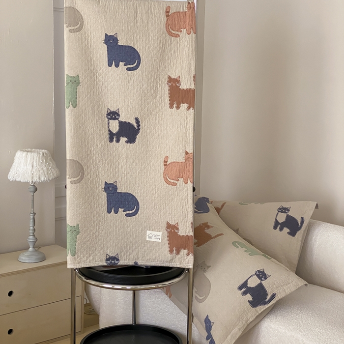 91家纺网 家纺一手货源 找家纺 麻依 2026新款安心棉床盖三件全棉四层纱布床单 多彩猫咪