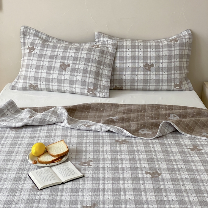 91家纺网 家纺一手货源 找家纺 麻依 2026新款安心棉床盖三件全棉四层纱布床单 点点木马-灰