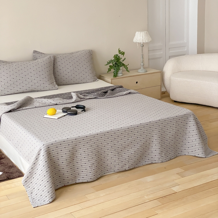 91家纺网 家纺一手货源 找家纺 麻依 2026新款安心棉床盖三件全棉四层纱布床单 爱心点点-灰