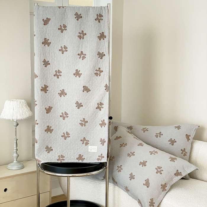 91家纺网 家纺一手货源 找家纺 麻依 2026新款安心棉床盖三件全棉四层纱布床单 松饼小熊-灰