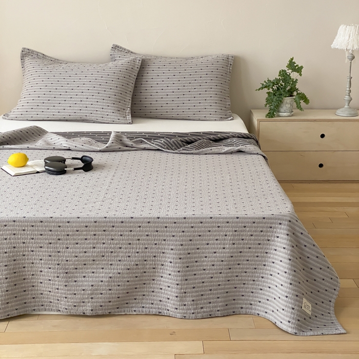 91家纺网 家纺一手货源 找家纺 麻依 2026新款安心棉床盖三件全棉四层纱布床单 爱心点点-灰