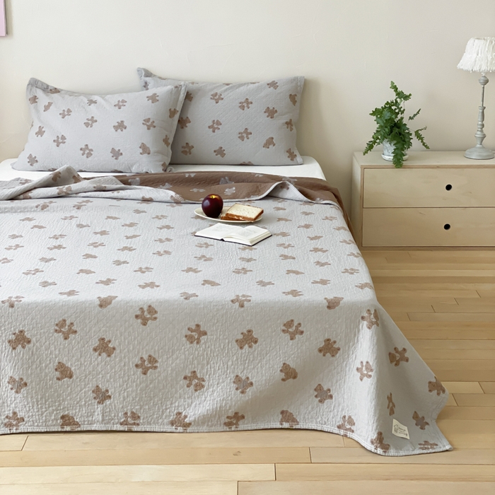 91家纺网 家纺一手货源 找家纺 麻依 2026新款安心棉床盖三件全棉四层纱布床单 松饼小熊-灰