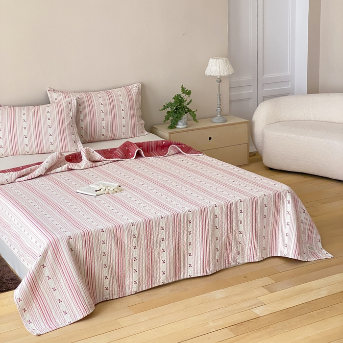 91家纺网 家纺一手货源 找家纺 麻依 2026新款安心棉床盖三件全棉四层纱布床单 条条樱桃-粉