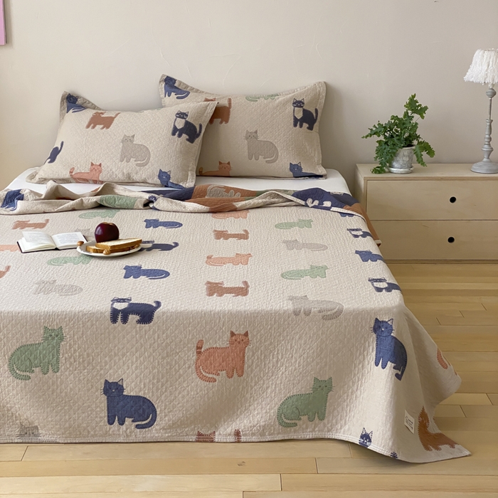 91家纺网 家纺一手货源 找家纺 麻依 2026新款安心棉床盖三件全棉四层纱布床单 多彩猫咪