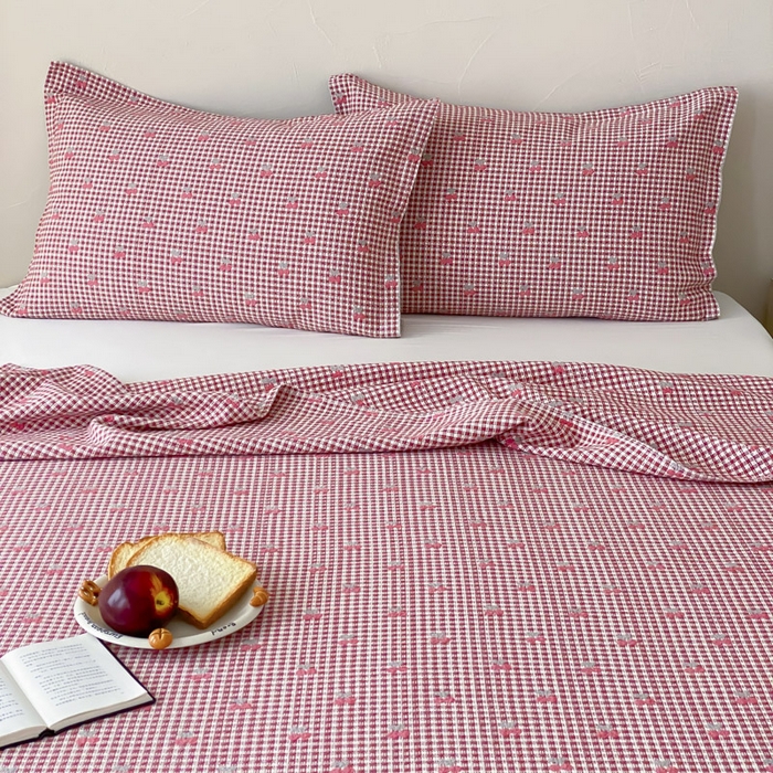 91家纺网 家纺一手货源 找家纺 麻依 2026新款安心棉床盖三件全棉四层纱布床单 小香樱桃-红