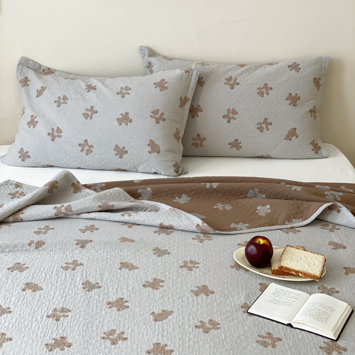 91家纺网 家纺一手货源 找家纺 麻依 2026新款安心棉床盖三件全棉四层纱布床单 松饼小熊-灰