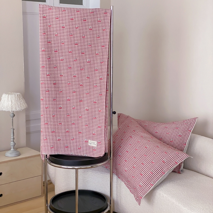 91家纺网 家纺一手货源 找家纺 麻依 2026新款安心棉床盖三件全棉四层纱布床单 小香樱桃-红