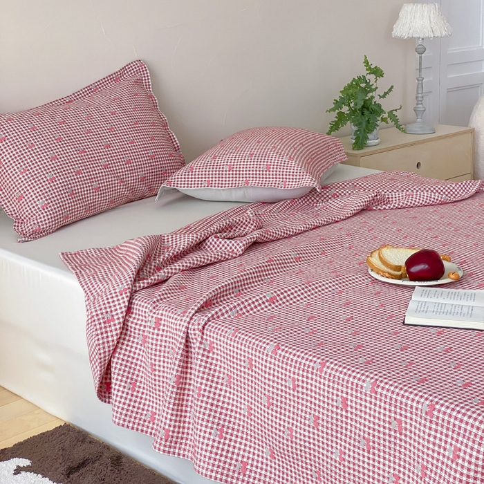 91家纺网 家纺一手货源 找家纺 麻依 2026新款安心棉床盖三件全棉四层纱布床单 小香樱桃-红