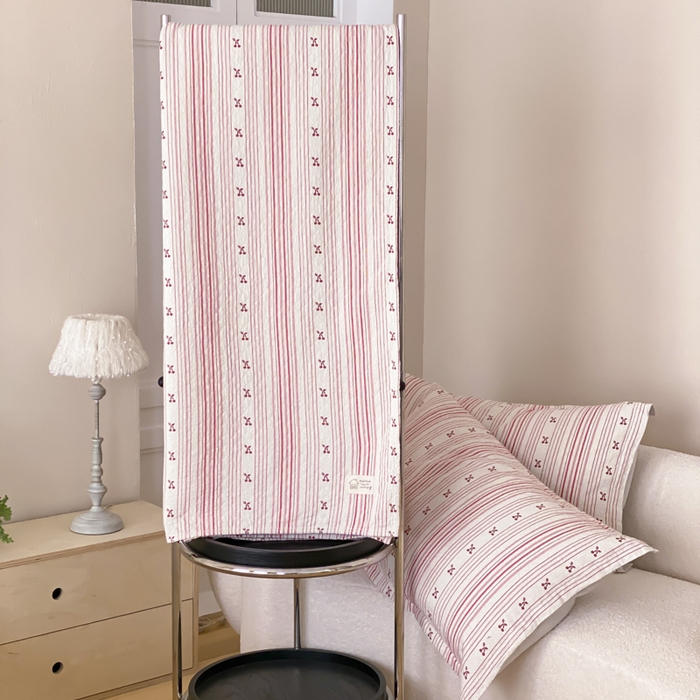 91家纺网 家纺一手货源 找家纺 麻依 2026新款安心棉床盖三件全棉四层纱布床单 条条樱桃-粉