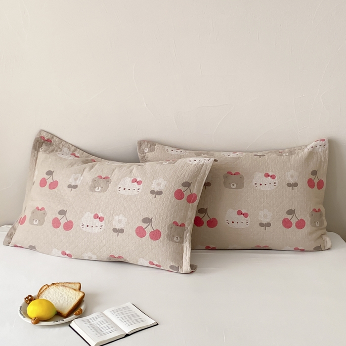 91家纺网 家纺一手货源 找家纺 麻依 2026新款安心棉床盖三件全棉四层纱布床单 樱桃KT-米色