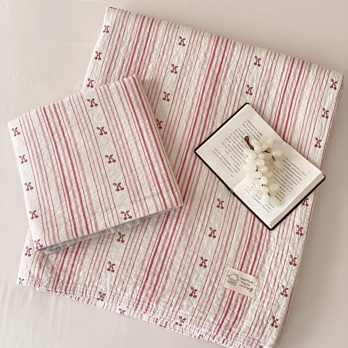 91家纺网 家纺一手货源 找家纺 麻依 2026新款安心棉床盖三件全棉四层纱布床单 条条樱桃-粉