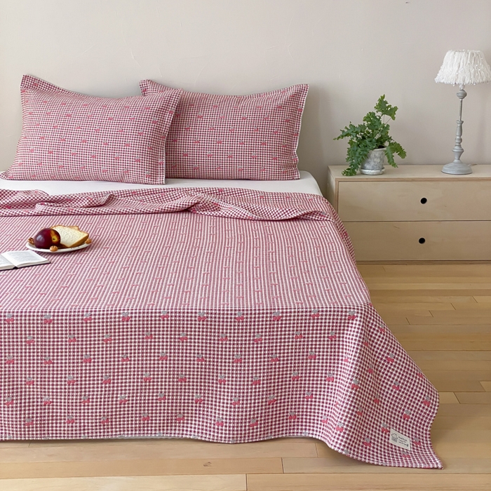 91家纺网 家纺一手货源 找家纺 麻依 2026新款安心棉床盖三件全棉四层纱布床单 小香樱桃-红