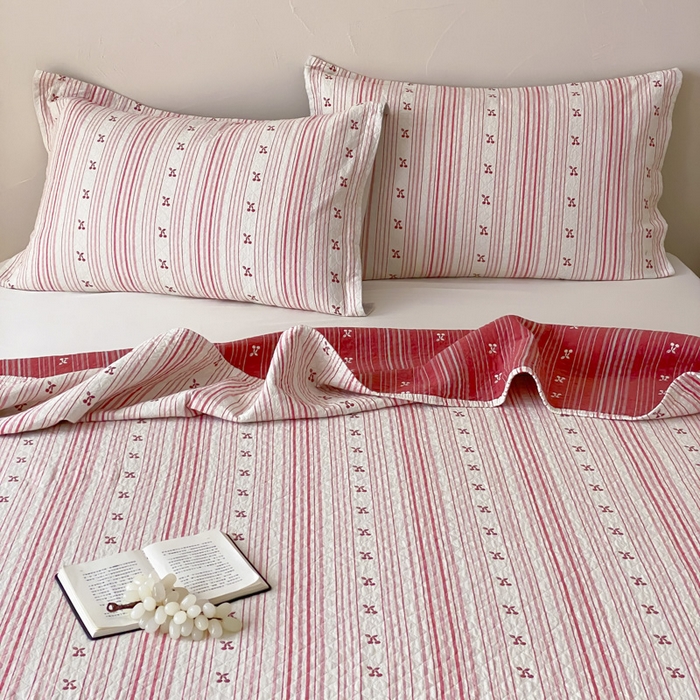 91家纺网 家纺一手货源 找家纺 麻依 2026新款安心棉床盖三件全棉四层纱布床单 条条樱桃-粉