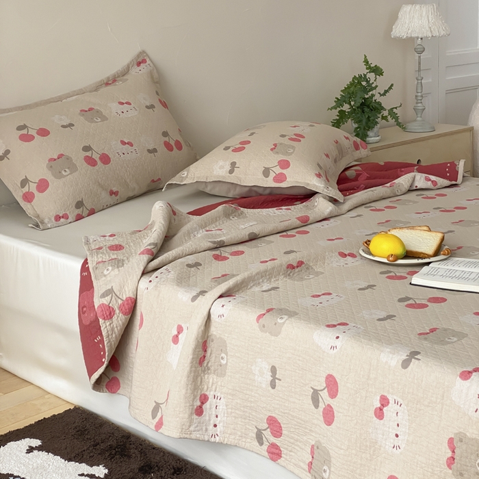 91家纺网 家纺一手货源 找家纺 麻依 2026新款安心棉床盖三件全棉四层纱布床单 樱桃KT-米色