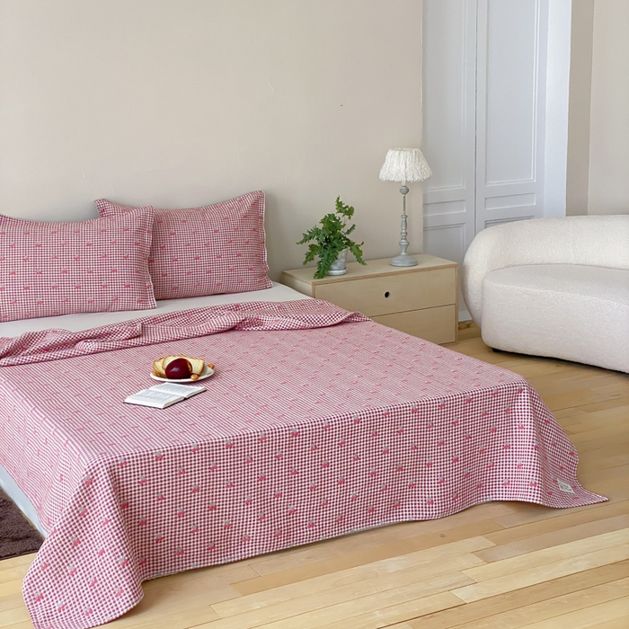 91家纺网 家纺一手货源 找家纺 麻依 2026新款安心棉床盖三件全棉四层纱布床单 小香樱桃-红