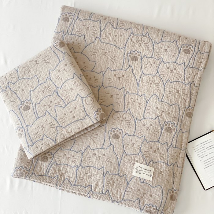 91家纺网 家纺一手货源 找家纺 麻依 2026新款安心棉床盖三件全棉四层纱布床单 线条猫咪-蓝