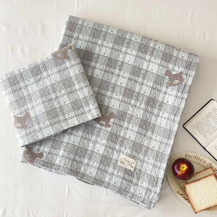 91家纺网 家纺一手货源 找家纺 麻依 2026新款安心棉床盖三件全棉四层纱布床单 点点木马-蓝