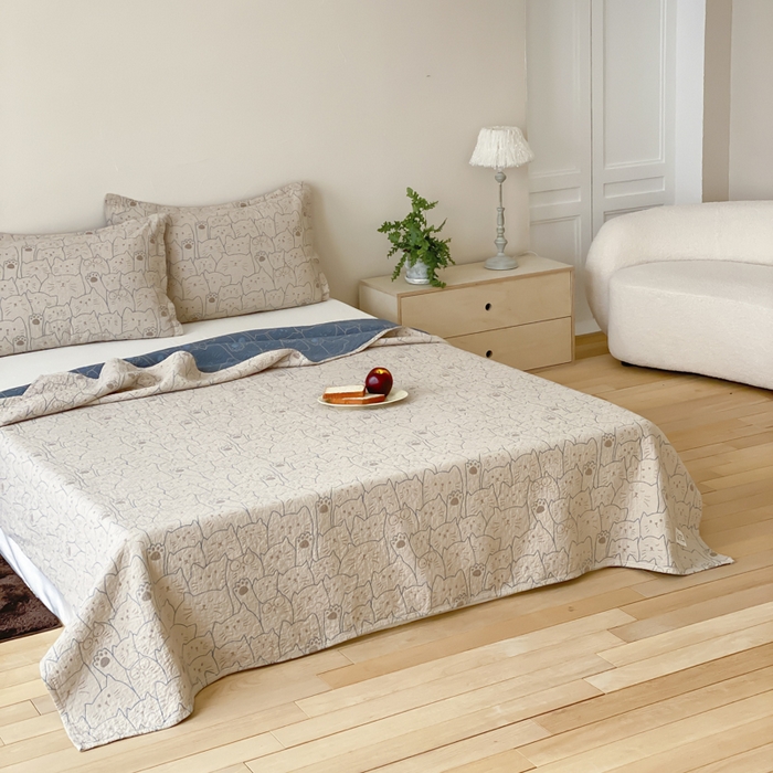 91家纺网 家纺一手货源 找家纺 麻依 2026新款安心棉床盖三件全棉四层纱布床单 线条猫咪-蓝