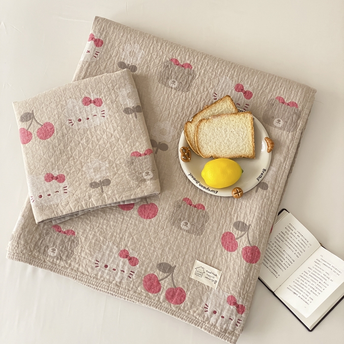 91家纺网 家纺一手货源 找家纺 麻依 2026新款安心棉床盖三件全棉四层纱布床单 樱桃KT-米色