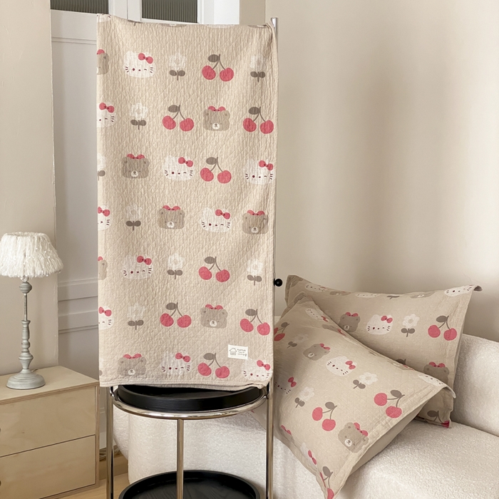 91家纺网 家纺一手货源 找家纺 麻依 2026新款安心棉床盖三件全棉四层纱布床单 樱桃KT-米色