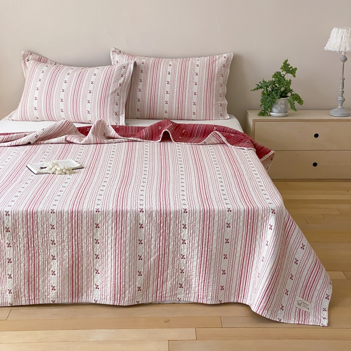 91家纺网 家纺一手货源 找家纺 麻依 2026新款安心棉床盖三件全棉四层纱布床单 条条樱桃-粉