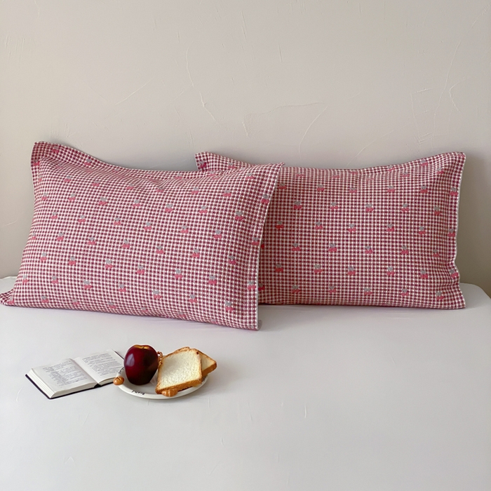 91家纺网 家纺一手货源 找家纺 麻依 2026新款安心棉床盖三件全棉四层纱布床单 小香樱桃-红