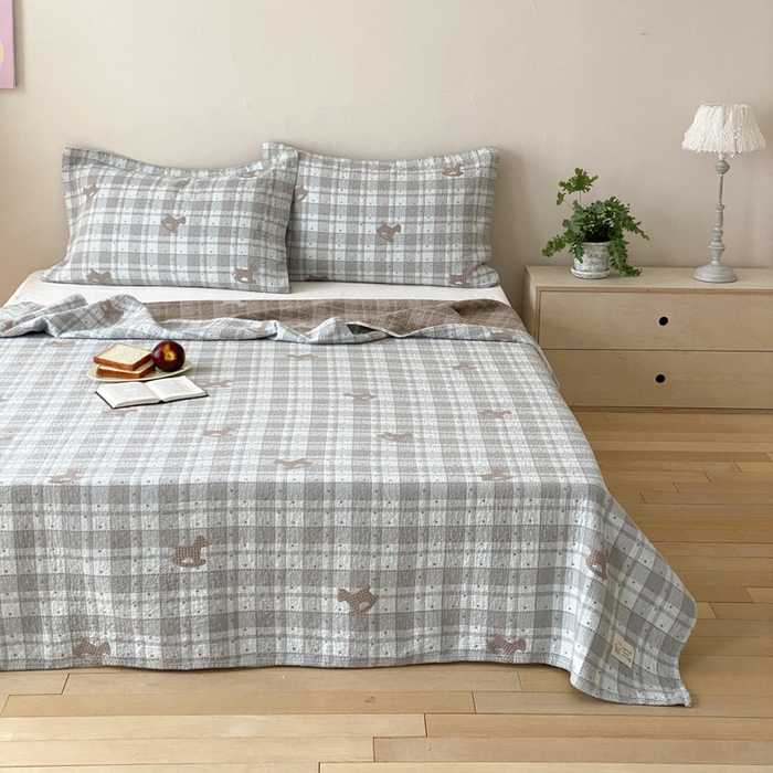 91家纺网 家纺一手货源 找家纺 麻依 2026新款安心棉床盖三件全棉四层纱布床单 点点木马-蓝