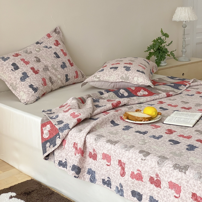 91家纺网 家纺一手货源 找家纺 麻依 2026新款安心棉床盖三件全棉四层纱布床单 花仙猫咪-粉