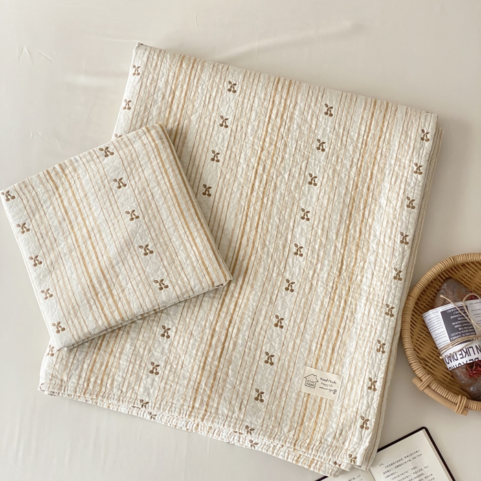 91家纺网 家纺一手货源 找家纺 麻依 2026新款安心棉床盖三件全棉四层纱布床单 条条樱桃-黄