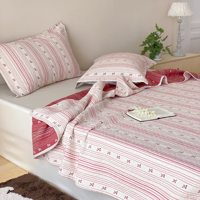 91家纺网 家纺一手货源 找家纺 麻依 2026新款安心棉床盖三件全棉四层纱布床单 条条樱桃-粉