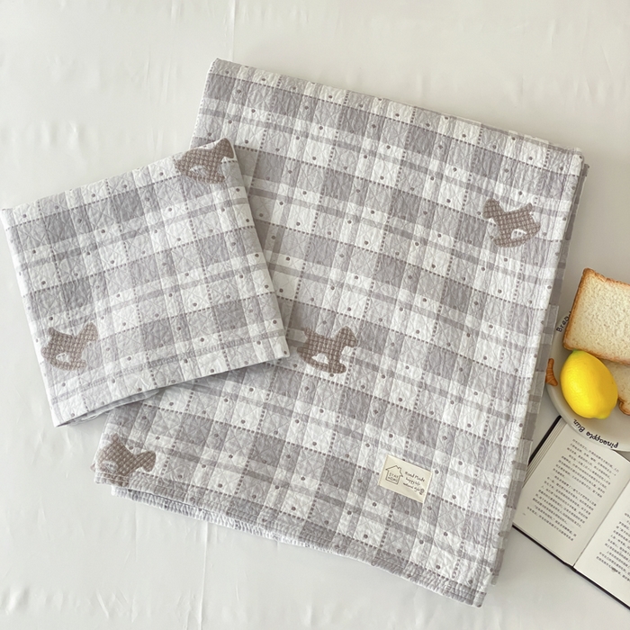 91家纺网 家纺一手货源 找家纺 麻依 2026新款安心棉床盖三件全棉四层纱布床单 点点木马-灰