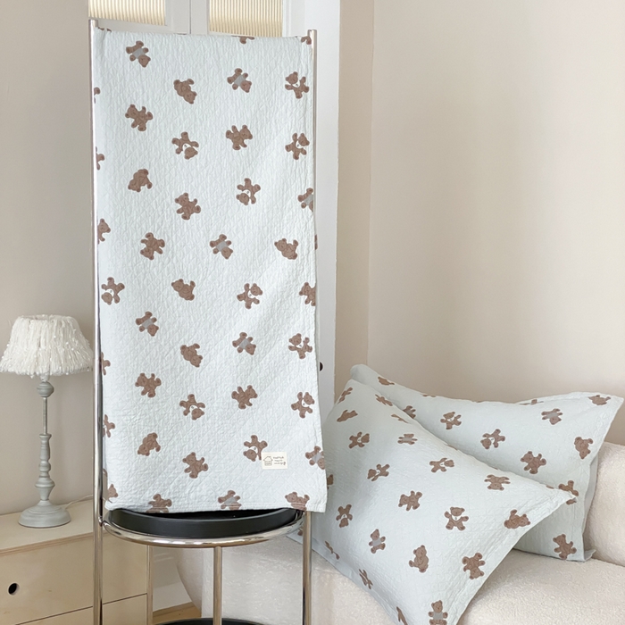 91家纺网 家纺一手货源 找家纺 麻依 2026新款安心棉床盖三件全棉四层纱布床单 松饼小熊-蓝