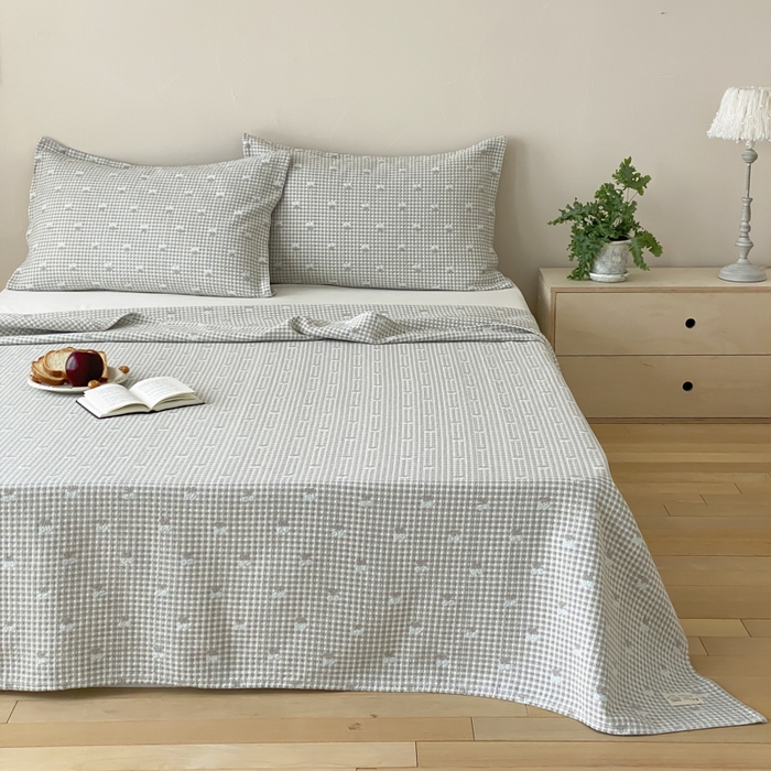 91家纺网 家纺一手货源 找家纺 麻依 2026新款安心棉床盖三件全棉四层纱布床单 小香樱桃-蓝