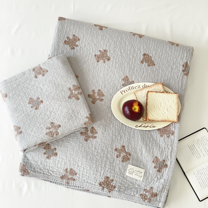 91家纺网 家纺一手货源 找家纺 麻依 2026新款安心棉床盖三件全棉四层纱布床单 松饼小熊-灰