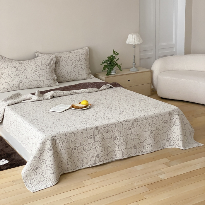 91家纺网 家纺一手货源 找家纺 麻依 2026新款安心棉床盖三件全棉四层纱布床单 线条猫咪-米