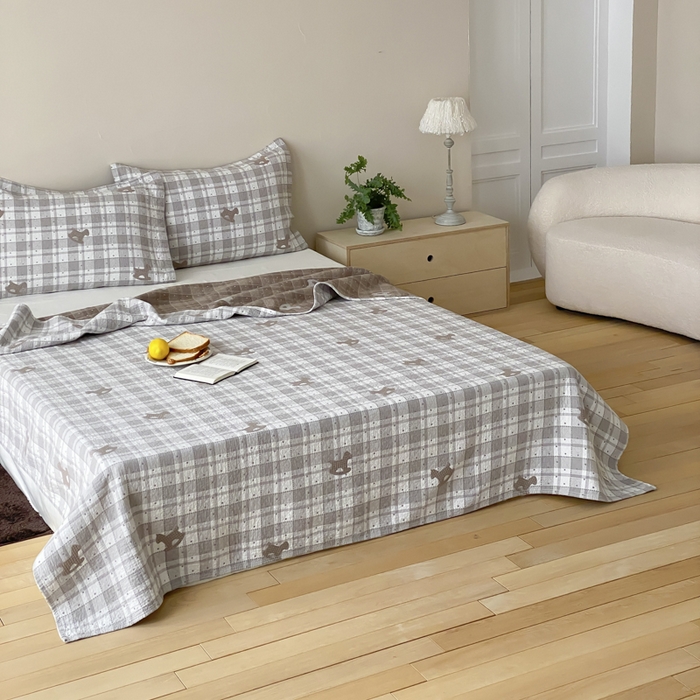 91家纺网 家纺一手货源 找家纺 麻依 2026新款安心棉床盖三件全棉四层纱布床单 点点木马-灰