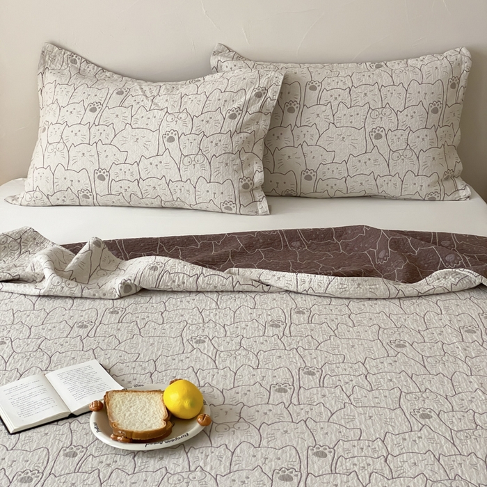 91家纺网 家纺一手货源 找家纺 麻依 2026新款安心棉床盖三件全棉四层纱布床单 线条猫咪-米