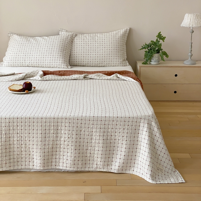 91家纺网 家纺一手货源 找家纺 麻依 2026新款安心棉床盖三件全棉四层纱布床单 小米格-白色