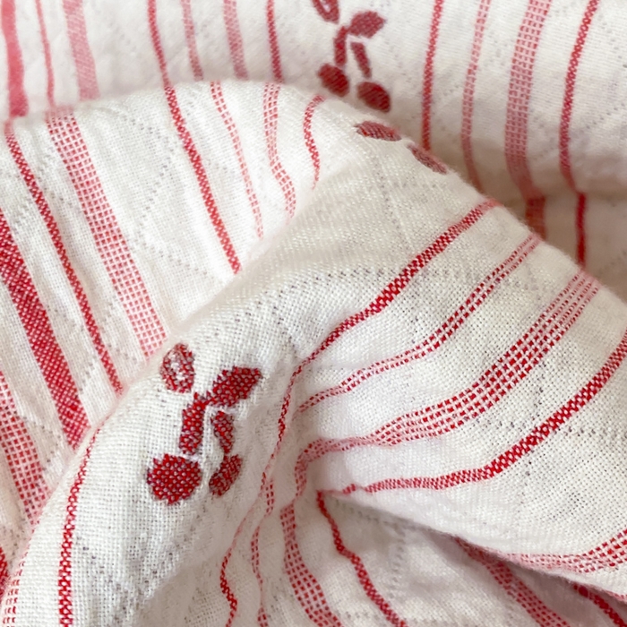 91家纺网 家纺一手货源 找家纺 麻依 2026新款安心棉床盖三件全棉四层纱布床单 条条樱桃-粉