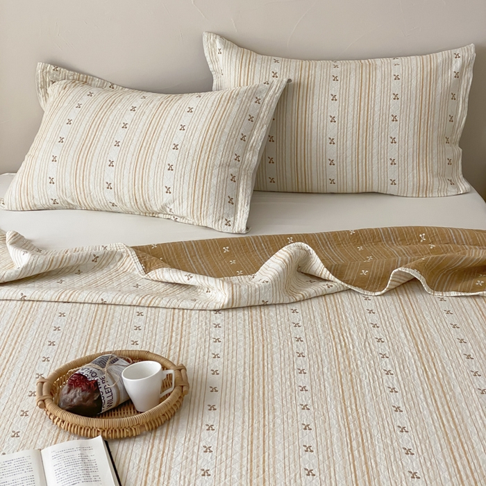 91家纺网 家纺一手货源 找家纺 麻依 2026新款安心棉床盖三件全棉四层纱布床单 条条樱桃-黄