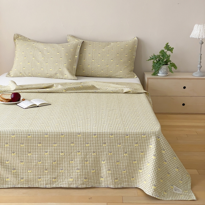 91家纺网 家纺一手货源 找家纺 麻依 2026新款安心棉床盖三件全棉四层纱布床单 小香樱桃-黄